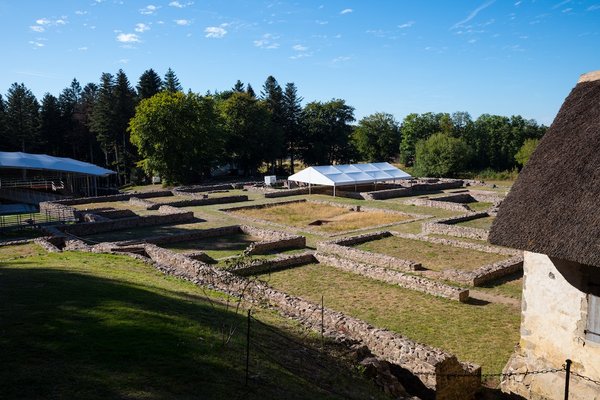 What Are the Best Lightweight Suit Options for Hot Climate Business Trips?